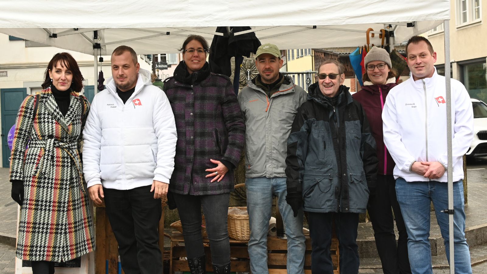 Die Kandidierenden der SVP Bülach bei ihrer Standaktion im Städtli (v.l.n.r., Andrea Spycher, Daniel Petrovic, Andrea Lehmann, Thomas Wobmann, Bruno Bliggenstorfer, Laura Hartmann, Sven Zimmerli)