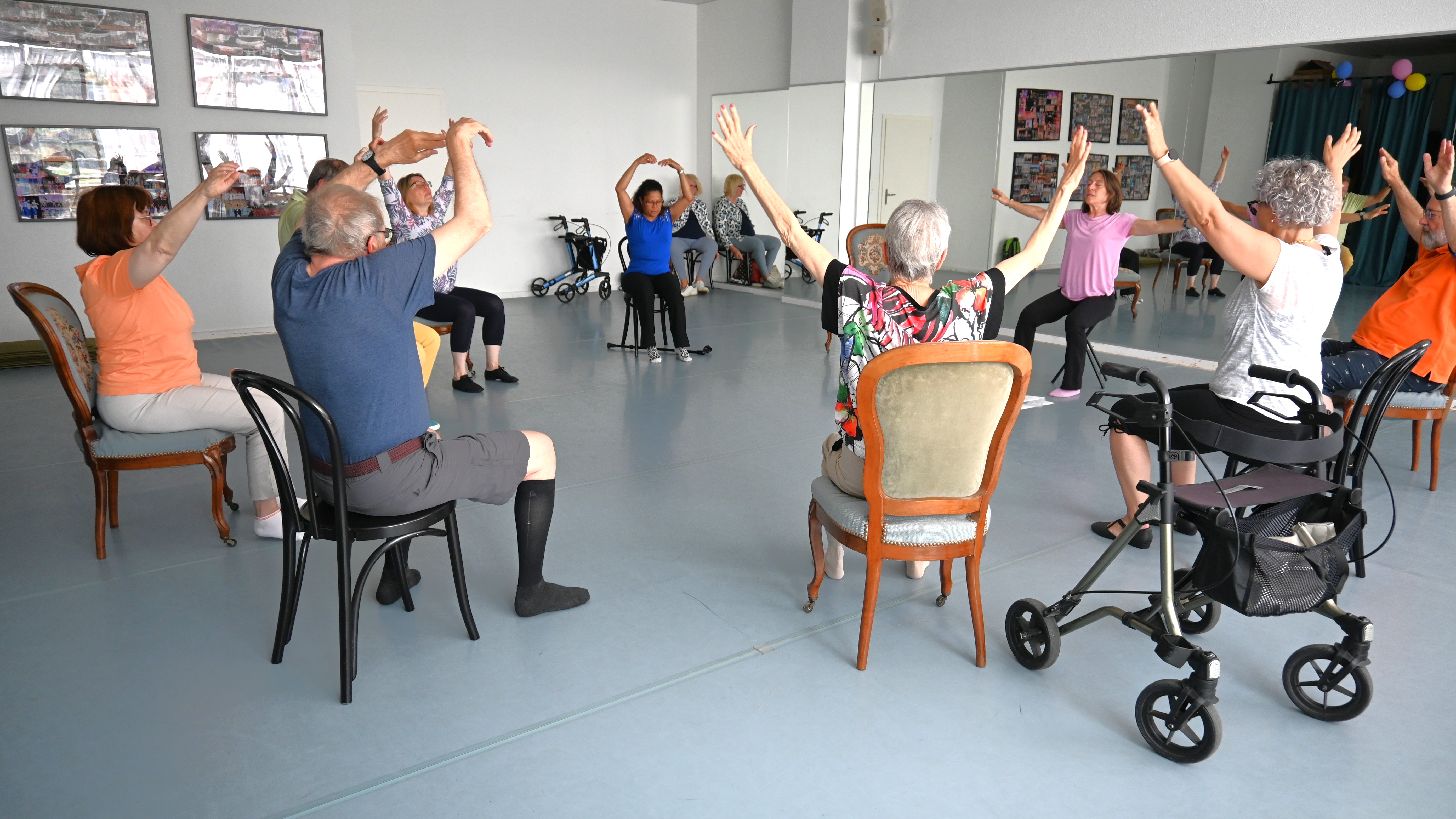 Gemeinsames Tanzen als Bewegungskurs mit therapeutischer Wirkung bei neurologischen Störungen. Im ersten Teil bevorzugt in sitzender Position.