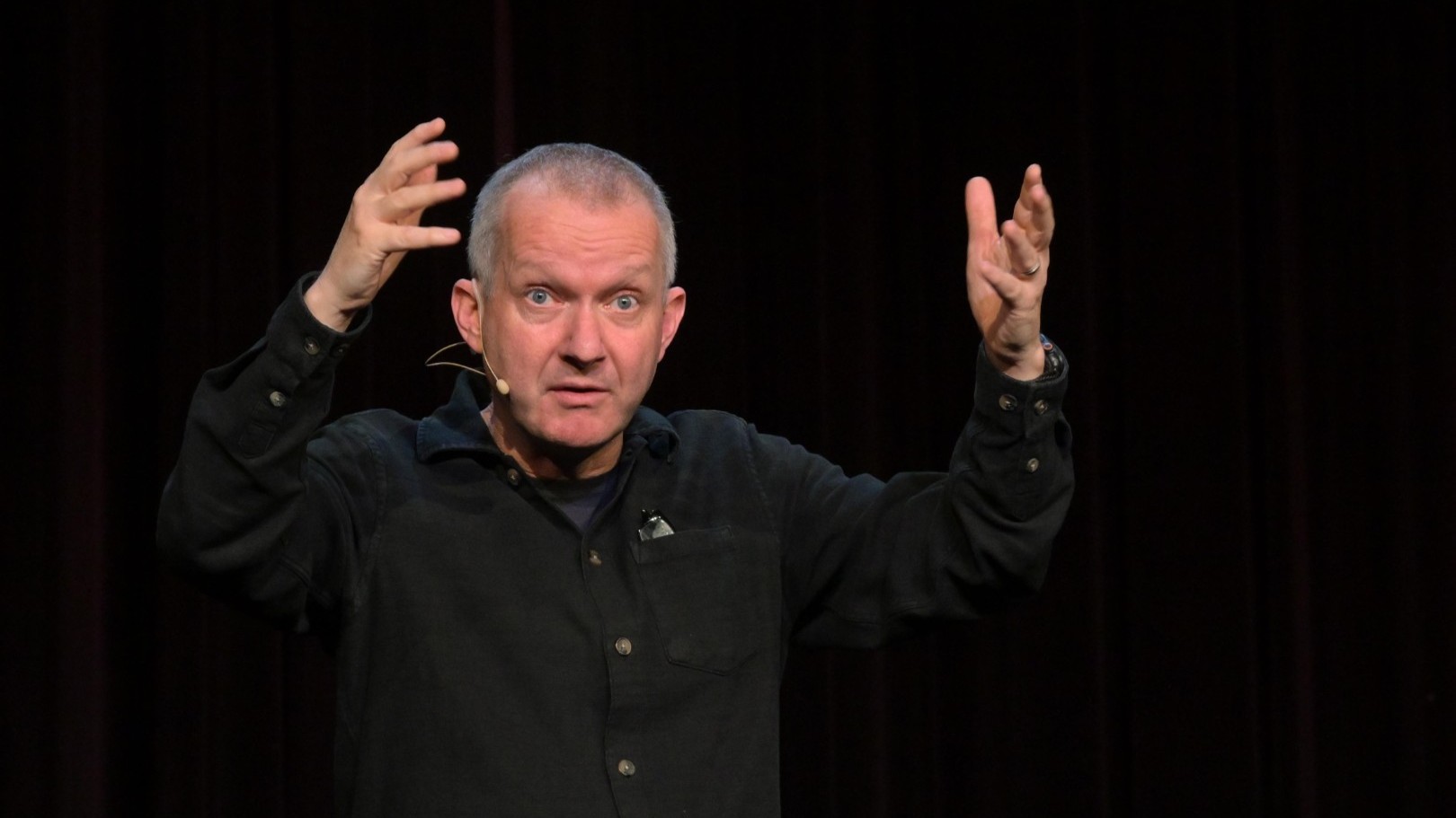 Simon Enzler weist eine starke Bühnenpräsenz auf. (Alle Fotos André Springer)