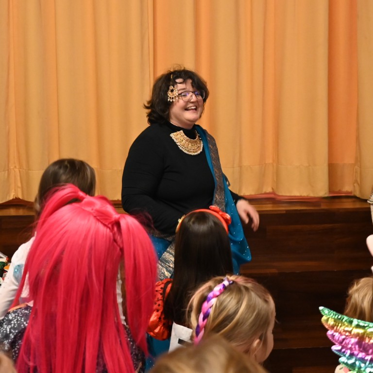 Organisatorin Maria Marschall-Vogel mittendrin statt nur dabei, mit Glitzer und guter Laune bei den Tanzspielen.