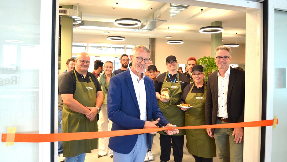 Präsident Mark Wisskirchen und Geschäftsführer Martin Bieber (ganz rechts) durchtrennen das Band. (Bilder: ani)