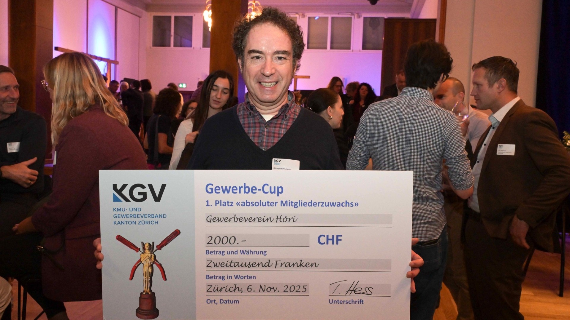Präsident Giuseppe D’Antonio. Ein breites Lächeln und ein grosser Check für noch grösseres Wachstum.