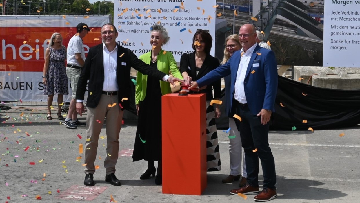 Von Links: Aldo Conti (SBB), Regierungsrätin Carmen Walker Späh, Stadträtin Andrea Spycher, Nathanea Elte (Logis Suisse AG) und Thomas Lohmann (Baugenossenschaft Glattal Zürich) drücken gemeinsam den Startknopf für den Brückenbau..
